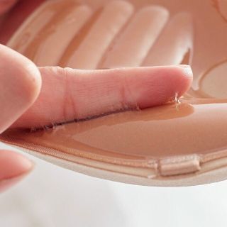 Su dán ngực cài trước