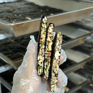 Bánh rong biển kẹp hạt