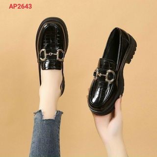 Giày lười nữ đen chất da bóng phối xích đẹp