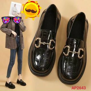 Giày lười nữ đen chất da bóng phối xích đẹp
