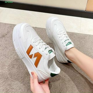 Giày thể thao nữ màu trắng họa tiết chữ N đẹp