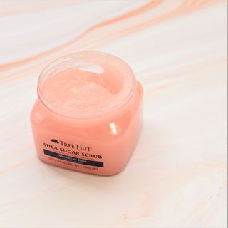 Tẩy tế bào chết cơ thể Tree Hut Shea Sugar Scrub Maroccan Rose - 18 oz/510g