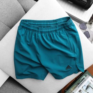 Short Logo xẻ tà, vải xi giãn 4c form trên gối Thể Thao Siêu Đẹp Giá Sỉ,