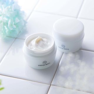 Kem dưỡng ẩm sáng da mờ thâm nám Frequrell＿Shiratori