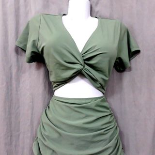 Set xoắn ngực đi biển