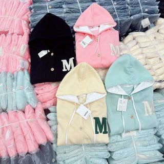 Áo khoác cardigan nữ thêu Chữ M cài nút có nón form rộng