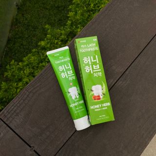 Kem đánh răng Hàn Quốc Lath Honey Herb, giảm sưng viêm nướu, trị hôi miệng 150g - Lath beauty