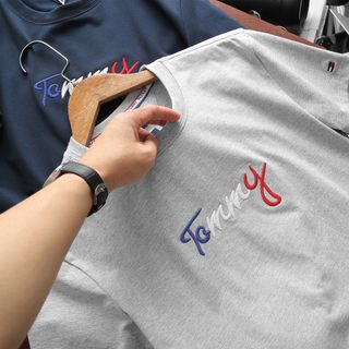 Áo thun cotton 4c nam, áo thun nam cao cấp, chất 100% COTTON chính phẩm co giản 4 chiều xịn sò dày dặn mịn mát mặc thấm hút mồ hôi cực tốt,logo thêu trực tiếp rất trẻ trung vs sang trọng, đường kim mũi chỉ vs nhiễu tẻ cổ rất sắc nét - size từ 53kg - 87kg