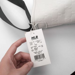 Túi xách nữ, túi đeo chéo nữ cao cấp, chất liệu 100% da si ép nhiệt nổi. Khoá năm châm   • Kích thước | 22cm x 20cm x 4.5cm