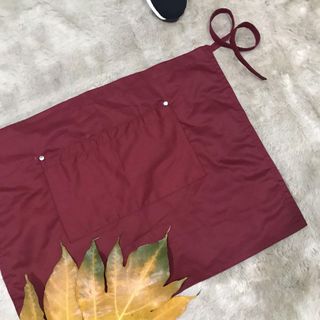 TẠP DỀ NGẮN ĐÍNH NÚT GOLDEN BAMBOO MÀU ĐỎ ĐÔ CHẤT VẢI KAKI COTTON NHẬN IN ẤN TEM NHÃN HIỆU THEO YÊU CẦU