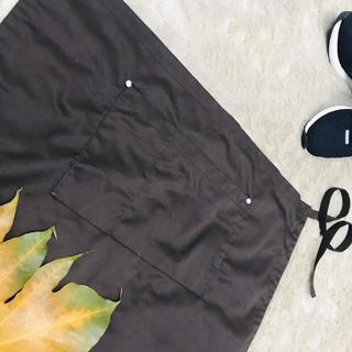 TẠP DỀ NGẮN ĐÍNH NÚT MÀU NÂU DÀNH CHO PHỤC VỤ