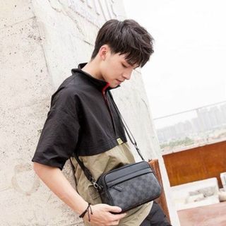 TÚI ĐEO CHÉO NAM CAO CẤP HỌA TIẾT CARO XÁM FORM NGANG AS21053 - TRÙM SỈ VN