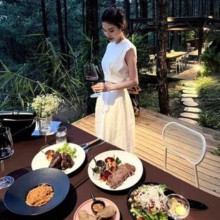 SET TRẮNG CHÂN VÁY ÁO CROPTOP – DT1736