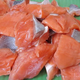 Vụn cá hồi rẻo miếng lớn có da nhập khẩu Chile - Tươi ngon