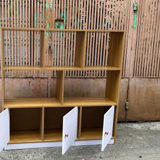 kệ trưng bày sản phẩm 3 cửa