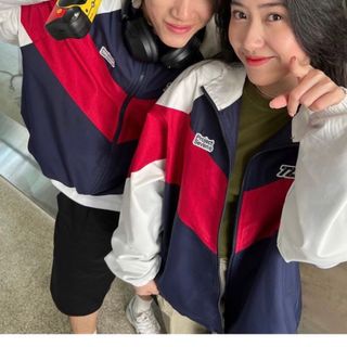 Áo khoác dù 7ZIA 3 màu phối đỏ.