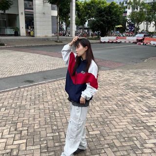 Áo khoác dù 7ZIA 3 màu phối đỏ.