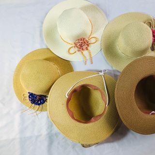 Mũ nữ rộng vành.