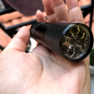 Đèn pin LED 9 bóng soi tiền giả, màu đen - SP000111