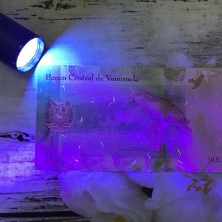 Đèn pin LED 9 bóng soi tiền giả, màu đen - SP000111