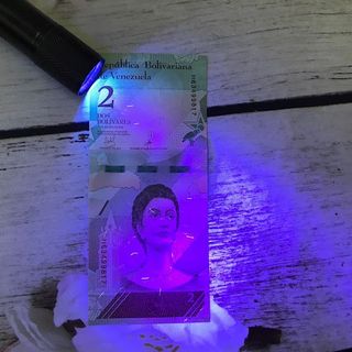 Đèn pin LED 9 bóng soi tiền giả, màu đen - SP000111
