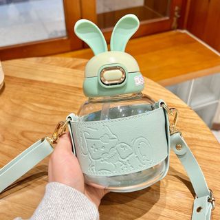 Bình Nưoc Quai Đeo Tai Thỏ ốp Da yêu lắm 600ml