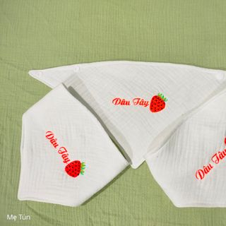 Yếm thêu tên và hình dành tặng bé yêu