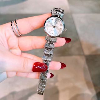Đồng hồ mới lắc tay