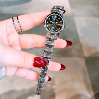 Đồng hồ mới lắc tay