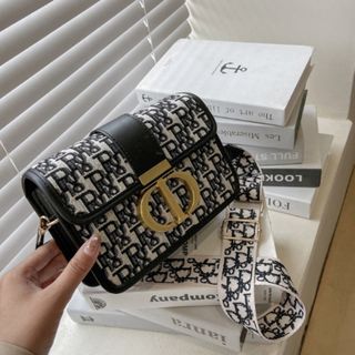 TÚI ĐEO CHÉO NỮ CD CAO CẤP HỌA TIẾT CHỮ KÈM DÂY BẢN TO SIZE 18 T003 - TRÙM SỈ VN