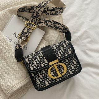 TÚI ĐEO CHÉO NỮ CD CAO CẤP HỌA TIẾT CHỮ KÈM DÂY BẢN TO SIZE 18 T003 - TRÙM SỈ VN