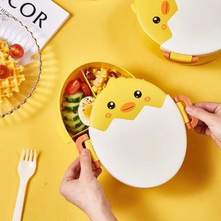Hộp cơm bento cho bé gà con dễ thương nhựa PP 3 ngăn kèm muỗng nĩa 6349 giá sỉ
