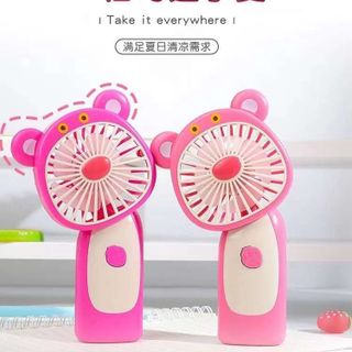 Quạt gấu dâu, thỏ dâu nghiêng đầu