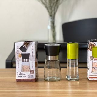 Dụng cụ xay tiêu lưỡi sứ nắp xanh nhập khẩu từ Nhật Bản