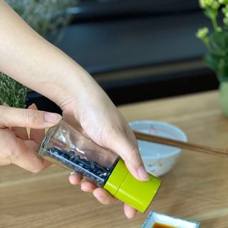 Dụng cụ xay tiêu lưỡi sứ nắp xanh nhập khẩu từ Nhật Bản