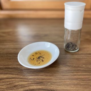 Lọ xay tiêu thủy tinh, hũ xay tiêu thuỷ tinh nắp đen, trắng nhập khẩu từ Nhật Bản