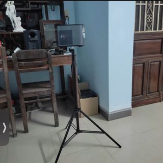 Chân đế máy chiếu mini và máy đo thân nhiệt