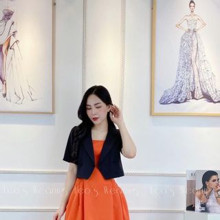 Đầm cam 2 dây và áo khoác croptop đen