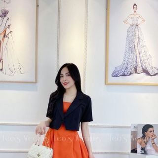Đầm cam 2 dây và áo khoác croptop đen