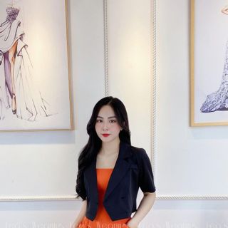 Đầm cam 2 dây và áo khoác croptop đen