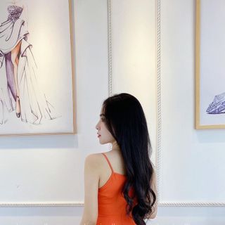 Đầm cam 2 dây và áo khoác croptop đen