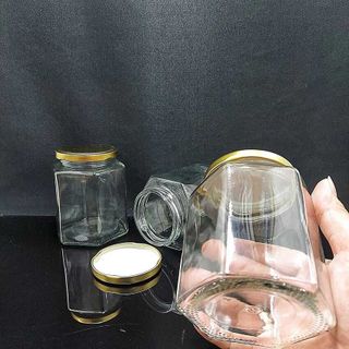 Hũ Thủy Tinh Đựng Gia Vị 500ML mẫu Lục Giác nắp thiếc vàng – Hũ Đựng Gia Vị Thủy Tinh 500ml - Lọ Thủy Tinh 500ML đựng gia vị, mật ong, yến chưng, dầu dừa, sữa chua, đóng hũ thực phẩm