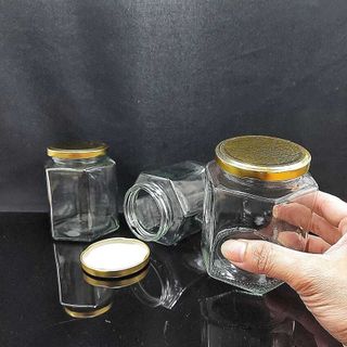 Hũ Thủy Tinh Đựng Gia Vị 500ML mẫu Lục Giác nắp thiếc vàng – Hũ Đựng Gia Vị Thủy Tinh 500ml - Lọ Thủy Tinh 500ML đựng gia vị, mật ong, yến chưng, dầu dừa, sữa chua, đóng hũ thực phẩm