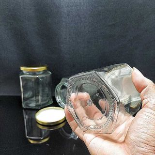 Hũ Thủy Tinh Đựng Gia Vị 500ML mẫu Lục Giác nắp thiếc vàng – Hũ Đựng Gia Vị Thủy Tinh 500ml - Lọ Thủy Tinh 500ML đựng gia vị, mật ong, yến chưng, dầu dừa, sữa chua, đóng hũ thực phẩm