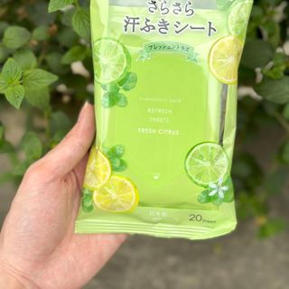 Gói 20 khăn ướt dưỡng ẩm hương hoa hồng và hương chanh hàng nội địa Nhật Bản