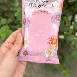 Gói 20 khăn ướt dưỡng ẩm hương hoa hồng và hương chanh hàng nội địa Nhật Bản