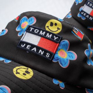 TOM.MY JEANS X SMILEY® REVERSIBLE BUCKET HAT giá sỉ