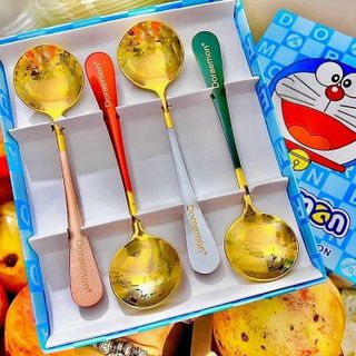Set 4 Thìa Inox Doraemon Mạ Vàng Kèm Vỏ Hộp Xinh Xắn