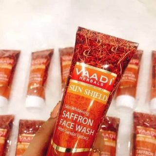 Sữa rửa mặt tinh chất nhụy hoa nghệ tây nguyên chất Vaadi Saffron Face Wash tuýp 60ml.