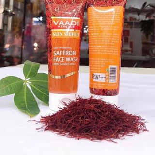 Sữa rửa mặt tinh chất nhụy hoa nghệ tây nguyên chất Vaadi Saffron Face Wash tuýp 60ml.